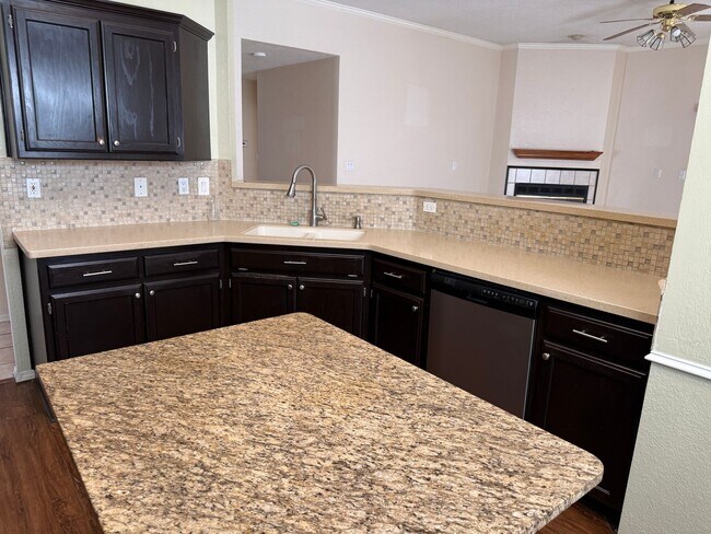 Foto del edificio - Nice, spacious 3 br, 2 Bath with major kit...