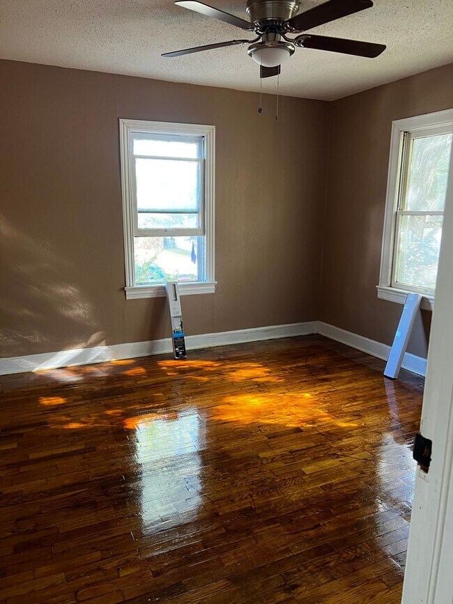 Building Photo - 1 bedroom,, 1 bathroom, freshly updated, u...