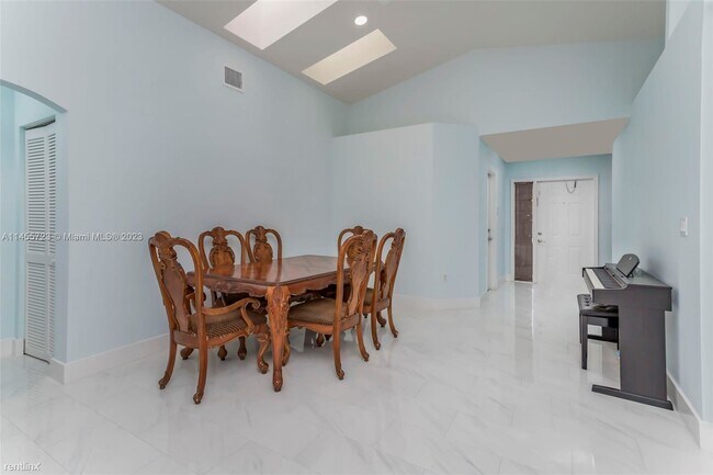 Foto del edificio - 3 br, 2 bath House - 16561 NW 5th St # 16561