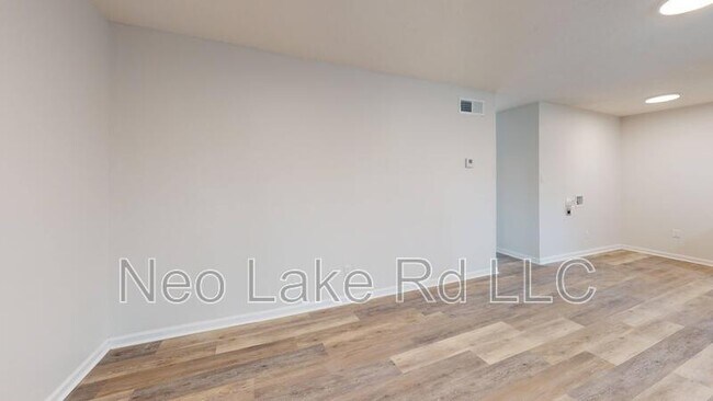 Foto del edificio - 605 Lake Rd