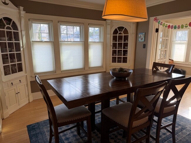 comedor con muebles empotrados - 2220 E Jarvis St
