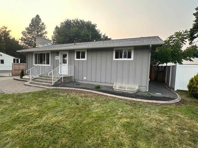 Building Photo - 901 W Lacrosse Ave