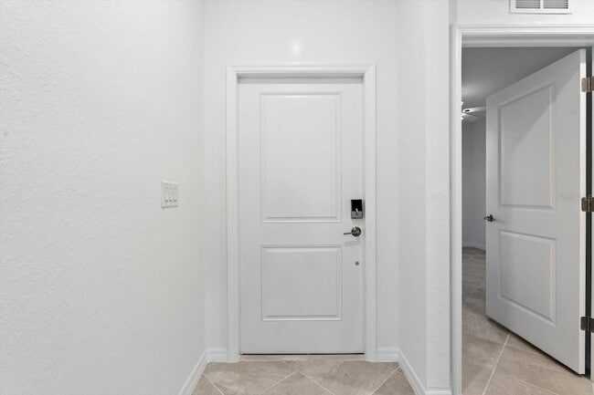 Building Photo - 12440 Wellen Golf St