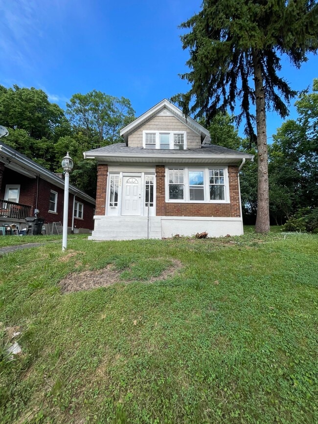 Photo - 2456 Saturn St (Cincinnati, OH) House