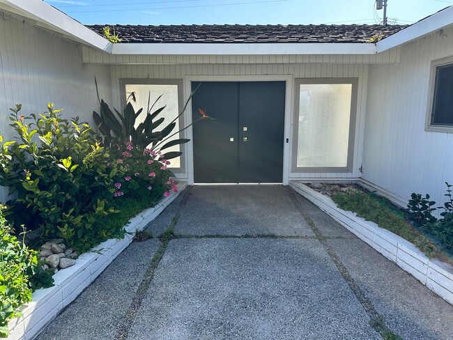 Building Photo - Beautiful Salinas Home