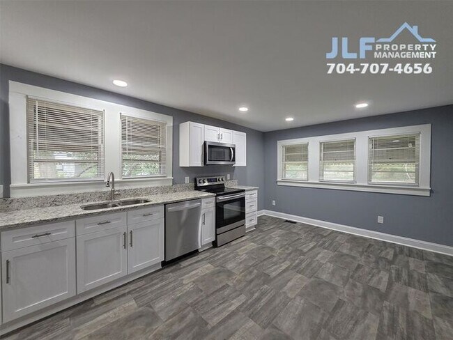 Building Photo - Charming 3 Bedroom/1.5 Bathroom Home in Peaceful Town of Salisbury!