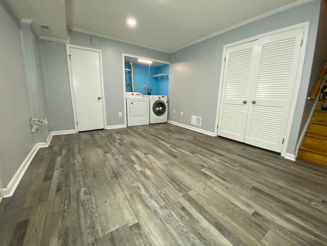 Basement w/ laundry and bathroom - 9230 Canterbury Riding