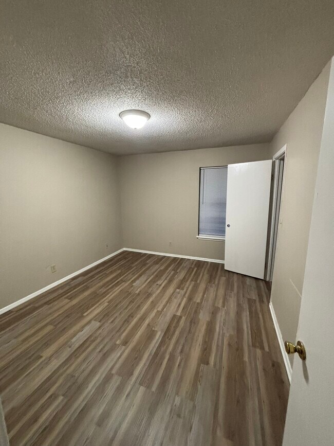 Foto del edificio - 641 N Betty Jo Dr