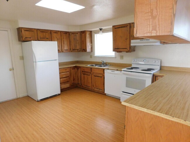 Building Photo - Charming 3-Bedroom Family Home in Orchard ...