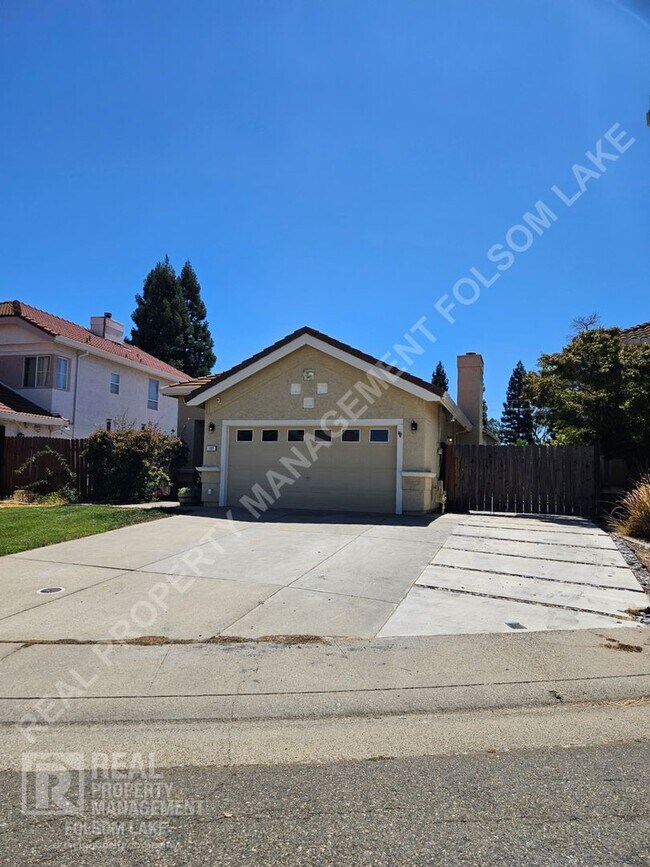 Foto del edificio - Well Maintained Folsom Home with RV Parkin...
