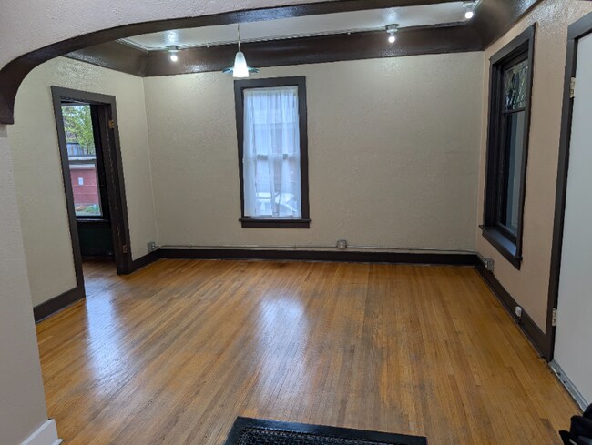 Building Photo - 709 E Lewis St
