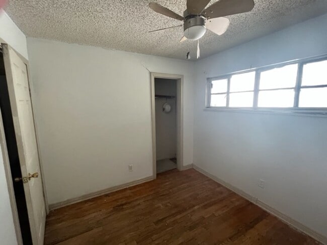 Foto del edificio - 4409 S Travis St