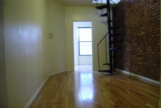 Building Photo - 251 W 18th St
