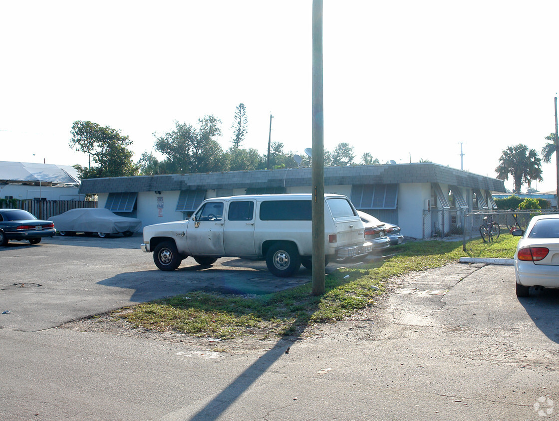 Primary Photo - 2400 SW 42nd Ave