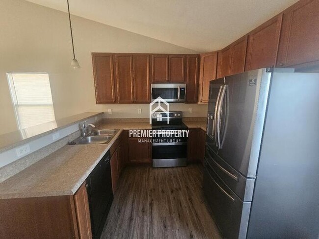 Building Photo - 326 Huntleigh - Available Now!
