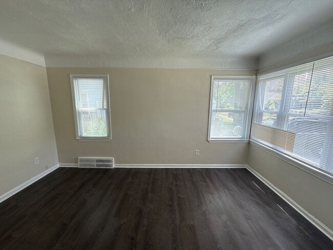 Building Photo - Fully Renovated 3-Bedroom Home  Move-In Re...