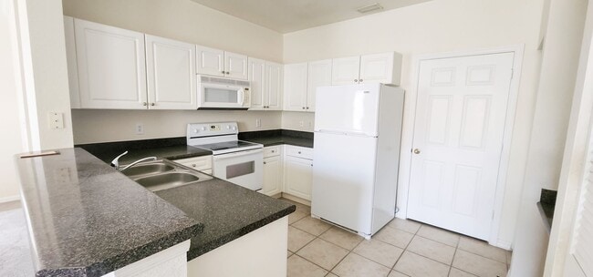 Building Photo - Gated Community in Palm Estates 2/2/1