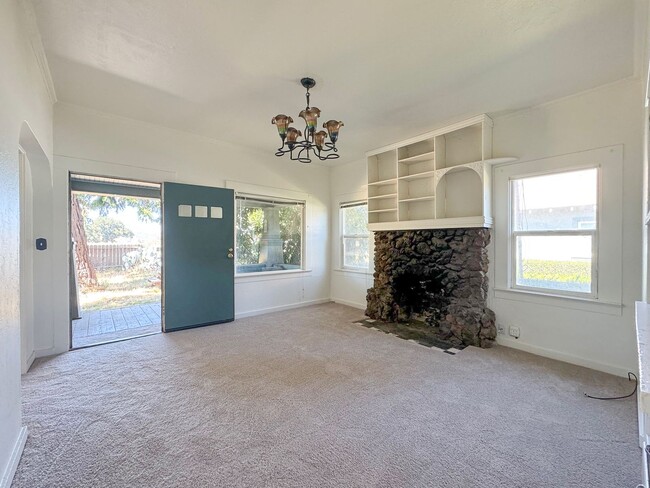 Building Photo - Beautifully Renovated 3-Bedroom Home with ...