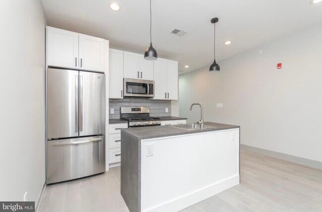 Building Photo - 3339 Ridge Ave