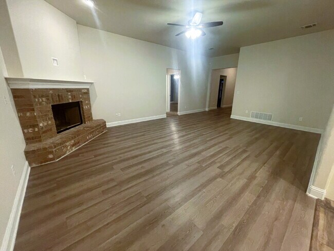 Foto del edificio - One-Of-A-Kind Beauty Nestled In Milwaukee Ridge!