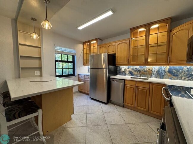 Foto del edificio - 815 NE 28th St