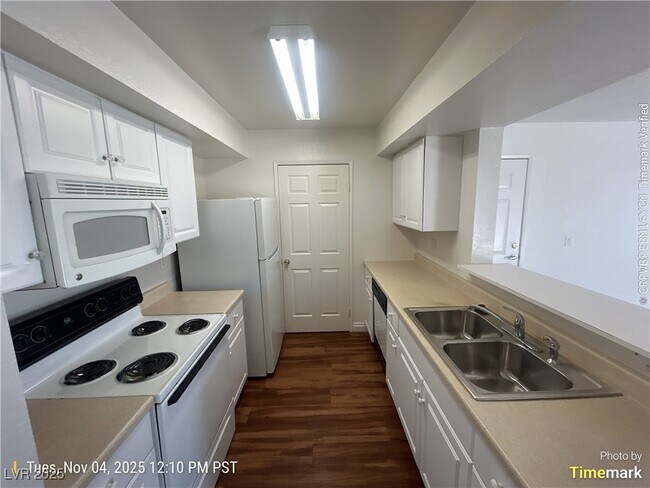 Foto del edificio - 6800 E Lake Mead Blvd