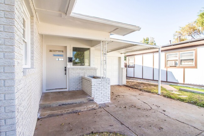 Building Photo - Great 3 bedroom 1.5 Bathroom house conveni...