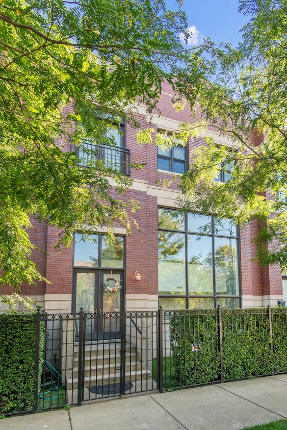 Primary Photo - 2659 N Ashland Ave