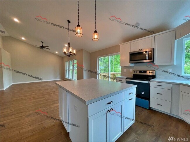 Foto del edificio - STATUS: AVAILABLE   | R245B  |  $2095 + $100 FLAT RATE FOR W/S/G ** MOVE IN SPECIAL**