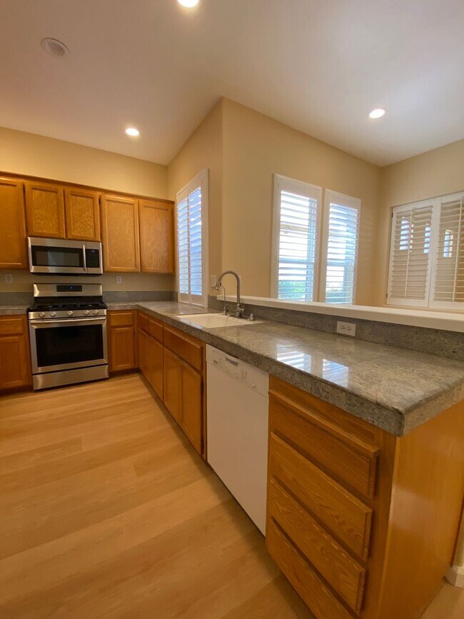 Building Photo - Pleasanton 3 Bd. plus Loft. 2.5 Ba. - near...