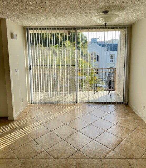 Balcón #37 - 659 S Cloverdale Ave