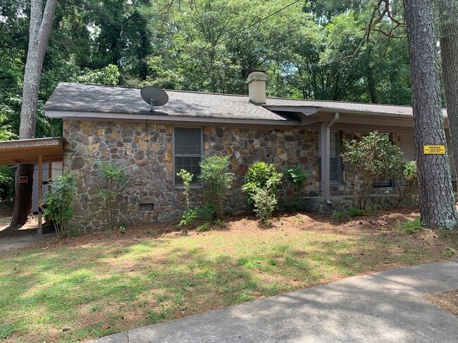 Building Photo - 686/688 Old Summerville Rd