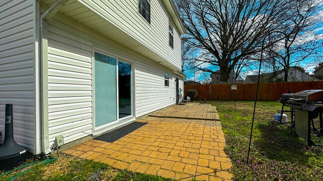 Building Photo - 381 Fern St
