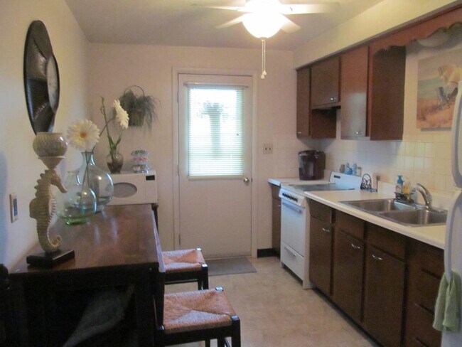 Foto del edificio - 632 Maclay Ave