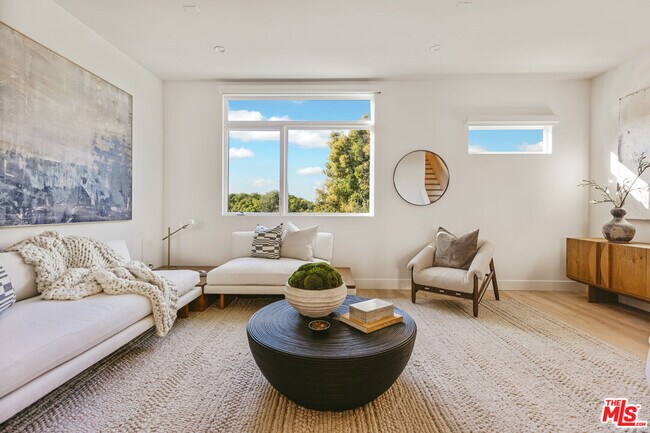 Foto del edificio - 3220 S Barrington Ave