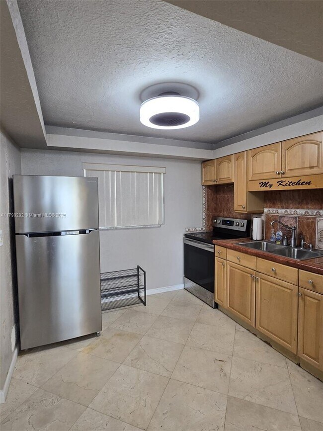 Foto del edificio - 4000 NE 170th St