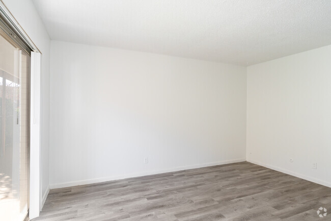 1BR, 1BR - 594SF - Living Room - Hallmark Apartments