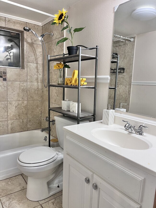 Baño de la planta superior - 2512 Parham Dr