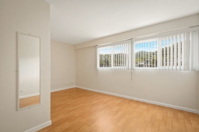 Building Photo - Makiki rental w/parking