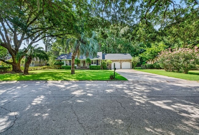 Photo - Spacious Living Near Downtown Charleston House