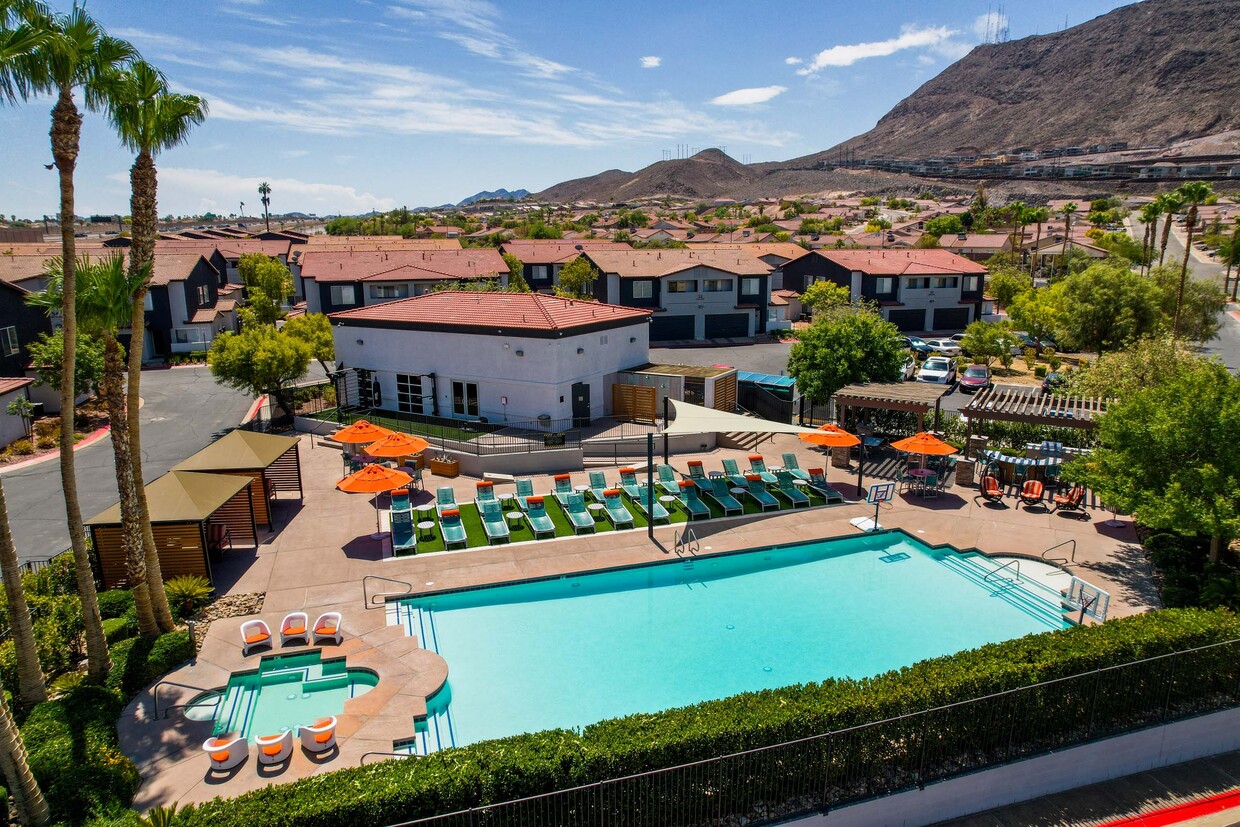 Primary Photo - Townhomes at Horizon Ridge