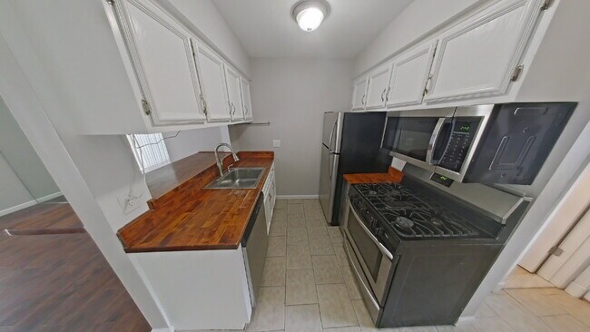 Foto del edificio - 8445 Hickory Dr