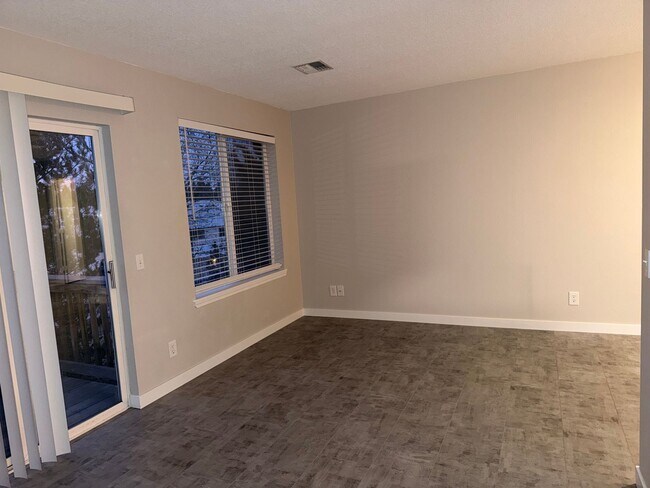 Foto del edificio - 1073 NE Hidden Valley Dr