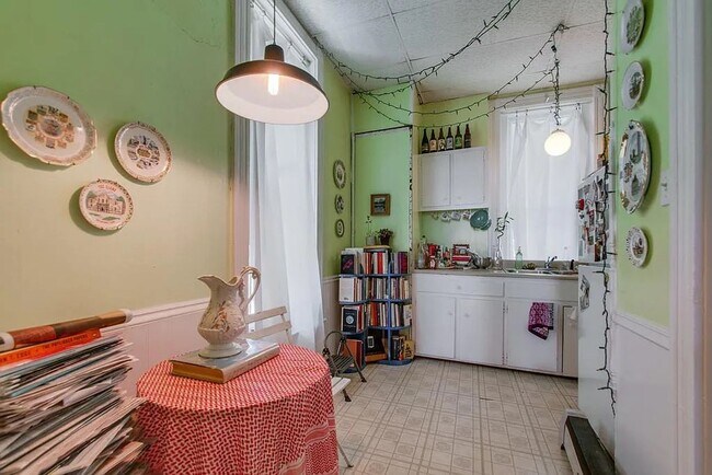 Foto del edificio - Charming 1 Bedroom/ 1 Bath Apartment walka...
