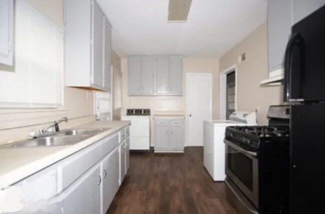 Foto del edificio - 1068 N McLean Blvd