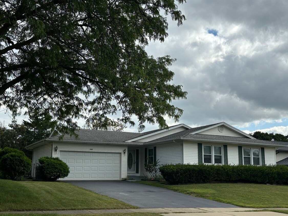 Primary Photo - 1720 W Parkside Dr