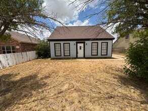 Building Photo - 1318 E Pine Ave