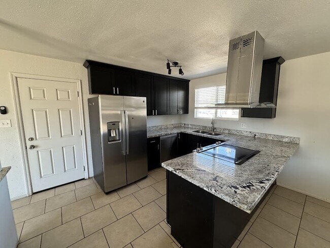 Foto del edificio - Maryvale 4 bedroom with RV gate and garage