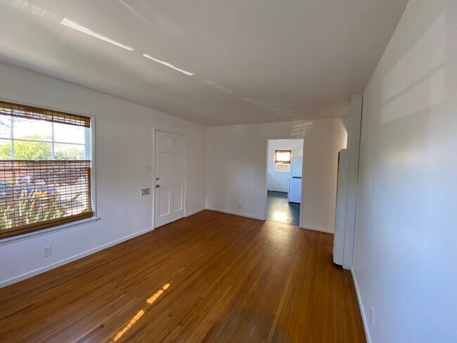 Sala de estar/Vista de la cocina - 618 Woodlawn Ave