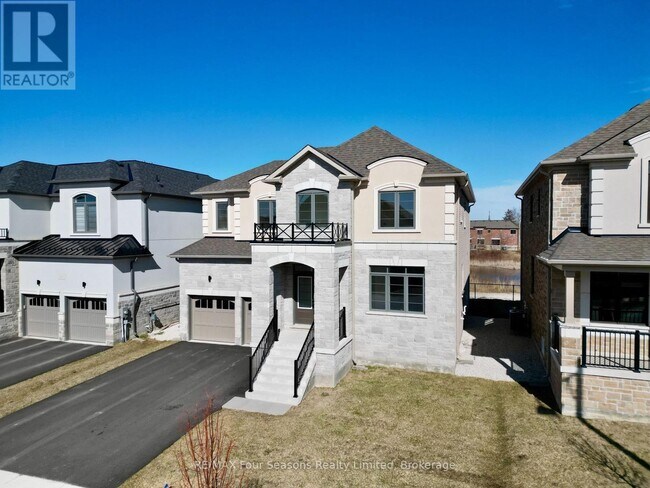 Building Photo - 211 Stayner St